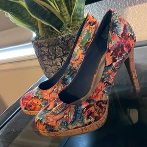 Fioni multicolor floral wooden heels 👠